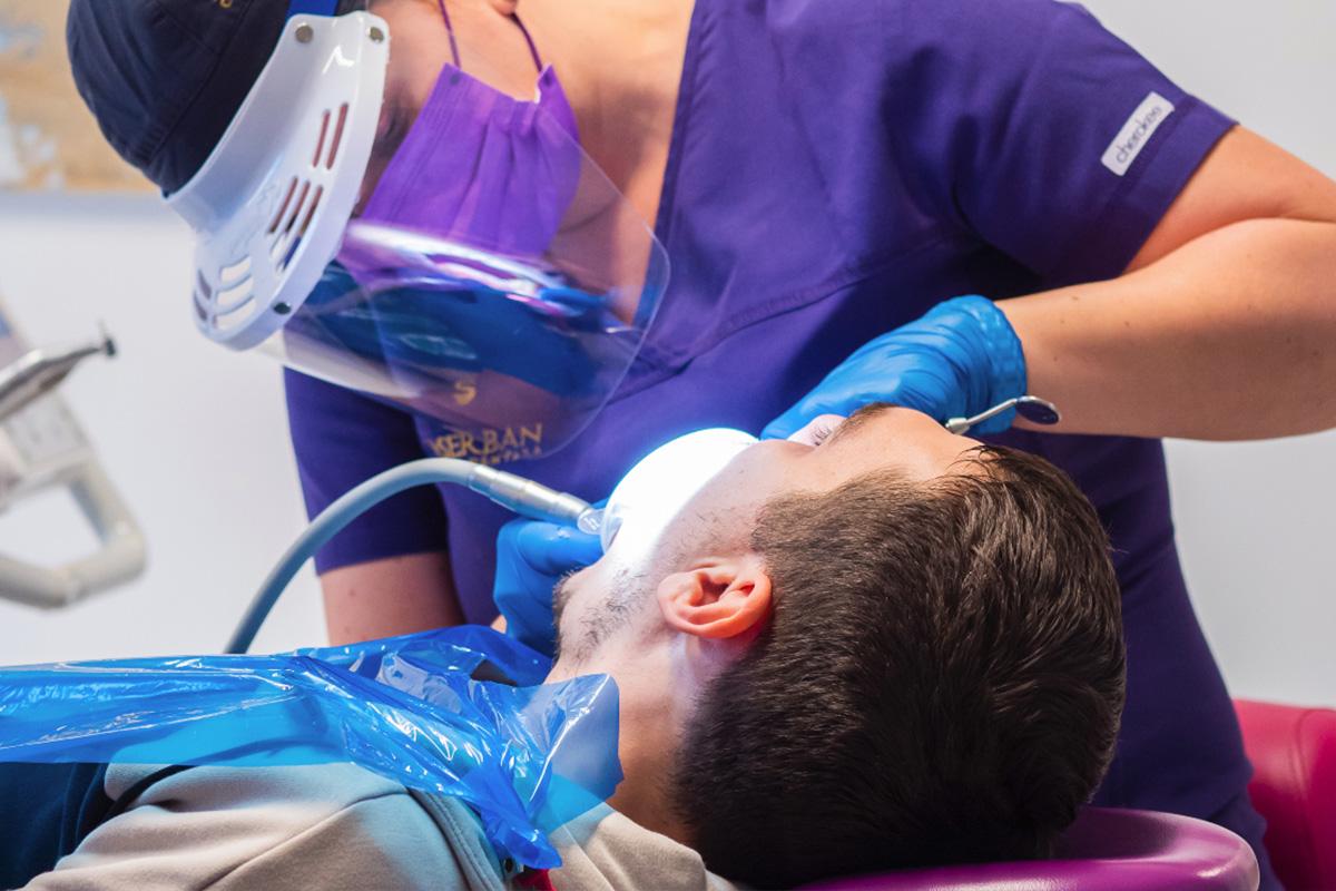Detalii despre indicatiile medicale pentru extractii dentare inainte de implant