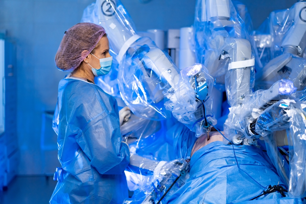 Afla cum functioneaza chirurgia robotica, ce avantaje ofera in recuperarea postoperatorie si pentru ce tipuri.