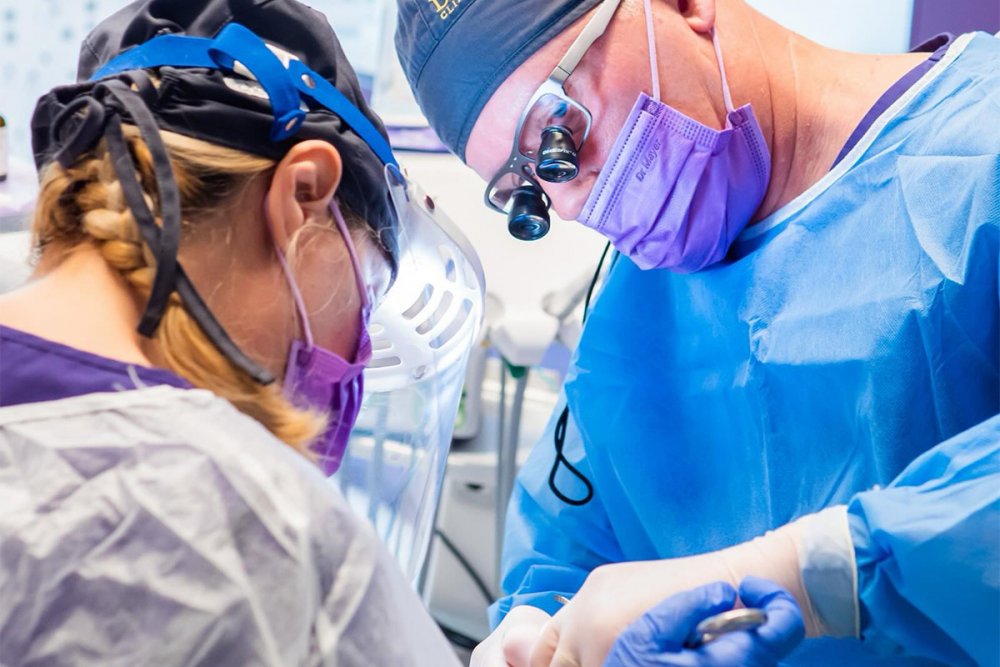 Afla cand poti pune un implant dentar dupa extractie si de ce amanaresul poate afecta osul.